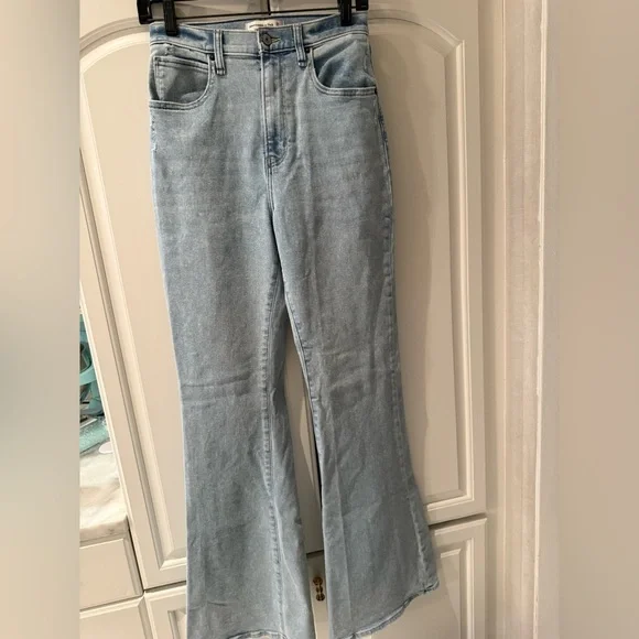 High-Waisted Light Blue Flare Jeans Abercrombie and Fitch - Picture 5 of 5